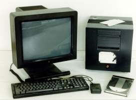 Station Next Cube de 1989 : un lecteur de disque magnéto-optique remplace disque dur et disquette Station Next Cube